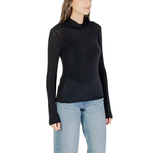 Black long-sleeved turtleneck top with sheer fitted silhouette made of cashmere modal from choral women collection