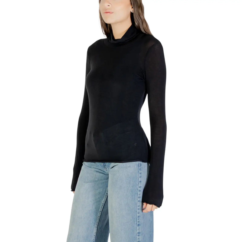 Black long-sleeved turtleneck top with sleek form-fitting silhouette made of cashmere modal by choral women