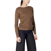 Ein eleganter, langärmeliger, brauner Strickpullover von Choral für Damen aus Viskosemischgewebe mit Rundhalsausschnitt und gerippten Bündchen.