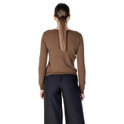 Ein eleganter, brauner, langärmeliger Damen-Strickpullover mit Rundhalsausschnitt aus Viskosemischung und geripptem Saum