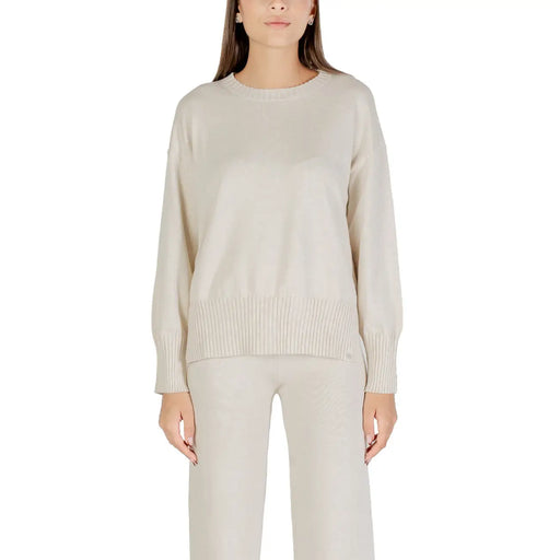 Pull en maille crème à manches longues, poignets et ourlet côtelés, de la collection de tricots beiges à col rond Choral pour femmes