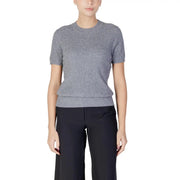 Graues, geripptes Kurzarm-Strickshirt top mit Rundhalsausschnitt aus der Choral Damen-Strickkollektion schwarzer Pullover mit Rundhalsausschnitt