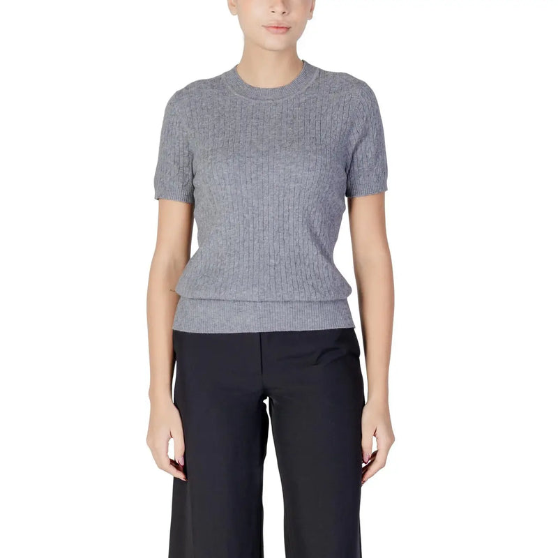 Graues, geripptes Kurzarm-Strickshirt top mit Rundhalsausschnitt aus der Choral Damen-Strickkollektion schwarzer Pullover mit Rundhalsausschnitt
