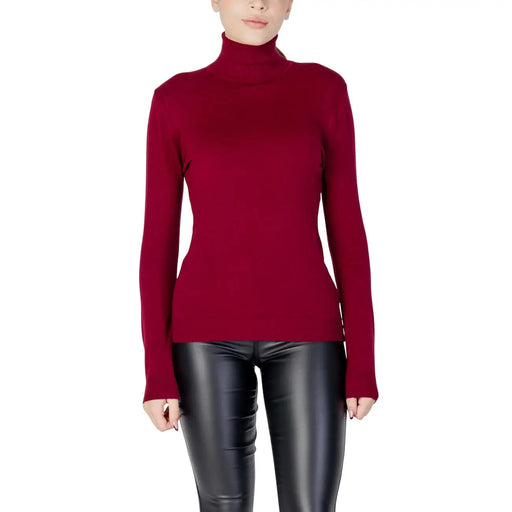 Un élégant pull à col roulé bordeaux foncé à manches longues et à la texture douce en maille de viscose mélangée