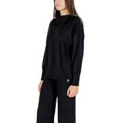 Schwarzer Choral Damen-Rollkragenpullover mit gerippten Bündchen und Saum aus weichem Strickmaterial.