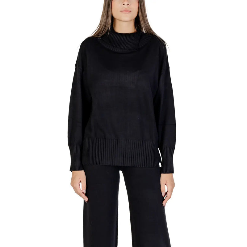 Schwarzer Strickpullover von Choral für Damen mit Rollkragen, Rippstrickdetails an Halsausschnitt, Bündchen und Saum.