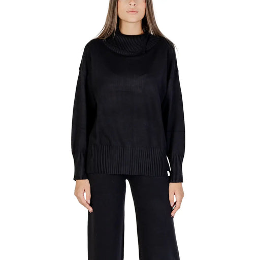 Pull à col roulé Choral pour femme, en maille noire, avec finitions côtelées au col, aux poignets et à l'ourlet.