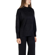 Schwarzer, gerippter Rollkragenpullover von Choral für Damen mit langen Ärmeln und leicht lockerer Passform