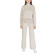 Beigefarbener Damen-Rollkragenpullover von Choral mit Fransen am Saum aus Viskosemischung – ideal für stilvolle Wärme.