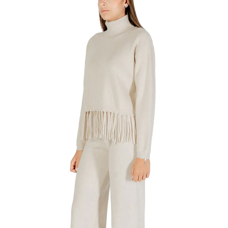 Cremefarbener, gerippter Rollkragenpullover mit Fransen am Saum aus Viskosemischung aus der weißen Kollektion von Choral Women.