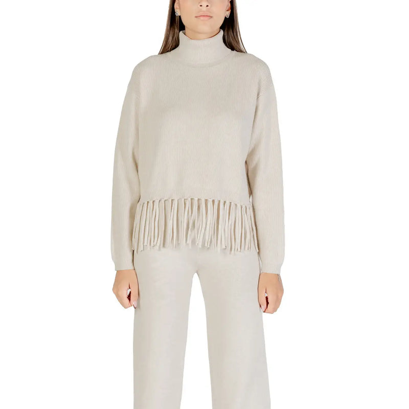 Beigefarbener, gerippter Rollkragenpullover mit Fransen am Saum aus Viskosemischung aus der weißen Damenkollektion von Choral.