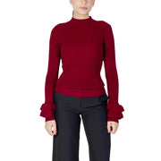 Ein satter, burgunderroter Rippstrickpullover mit ausgestellten Rüschenbündchen, hohem Kragen und Viskosemischung von Choral Damenstrickmode