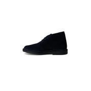 Bottine désert en daim noir avec semelle en caoutchouc discrète et surpiqûres contrastantes, issue de la collection de chaussures à lacets en cuir bleu Clarks pour homme.