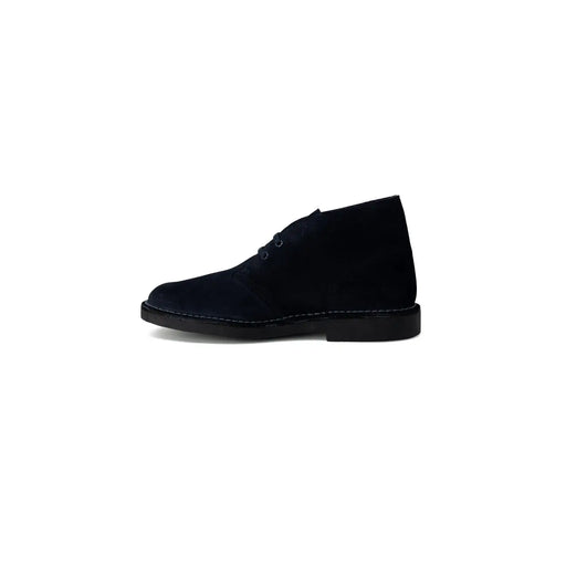 Bottine désert en daim noir avec semelle en caoutchouc discrète et surpiqûres contrastantes, issue de la collection de chaussures à lacets en cuir bleu Clarks pour homme.