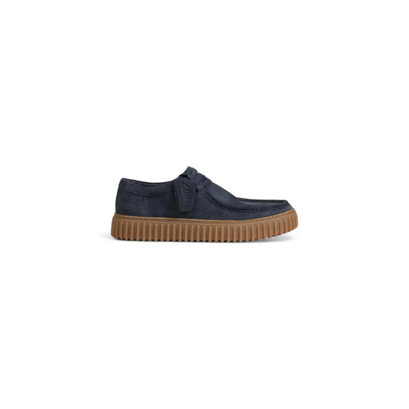 Clarks Herren-Mokassins aus blauem Leder, marineblaues Wildleder, Slipper mit hellbrauner Gummisohle und kleinem Clarks-Logo an der Seite