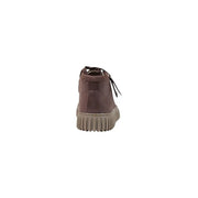 Brauner Clarks Herren-Ledermokassin, Rückseite mit gebundenen Schnürsenkeln und gerippter Sohle.