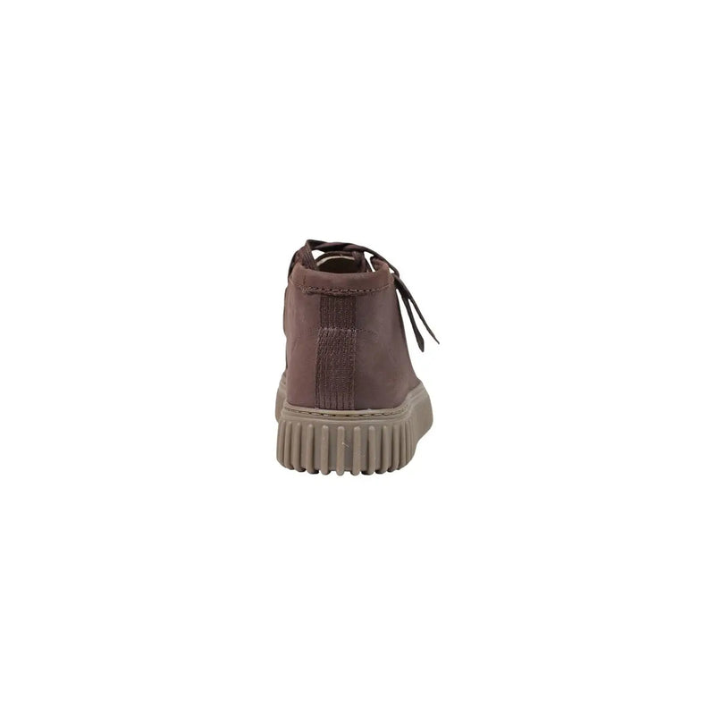 Brauner Clarks Herren-Ledermokassin, Rückseite mit gebundenen Schnürsenkeln und gerippter Sohle.