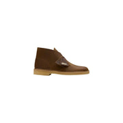 Clarks Herren-Wüstenstiefeletten aus braunem Wildleder mit hellbrauner Gummisohle und charakteristischem dreieckigen Lederriemen