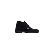 Schwarze Clarks Originals Desert Stiefelette aus Wildleder mit markantem Riemen und Logo-Patch aus braunem Leder
