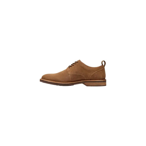 Clarks men lace-up oxford shoe in camel tan suede with brown leather sole and heel tab shown from the back side