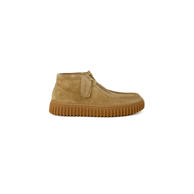 Clarks men lace ups shoe in beige leather with tan suede and ribbed gum rubber sole size 3.5 visible from the back side