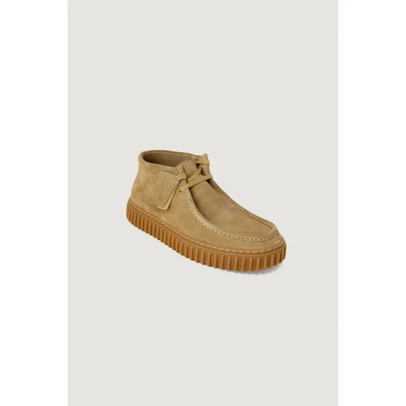 Clarks men lace ups beige leather tan suede chukka boot with ribbed rubber sole and laces tied in a bow size 3.5