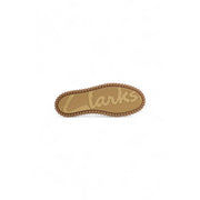 Beige Herren-Ledermokassins von Clarks mit hellbrauner Gummisohle, strukturiertem Profil und geprägtem Clarks-Logo.
