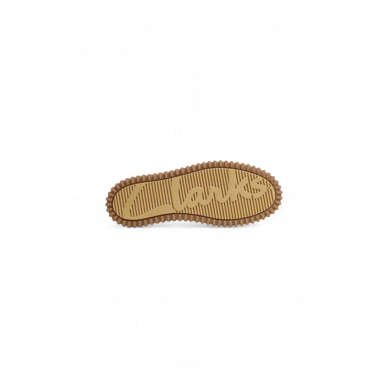 Beige Herren-Ledermokassins von Clarks mit hellbrauner Gummisohle, strukturiertem Profil und geprägtem Clarks-Logo.