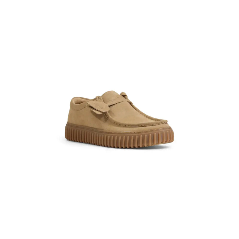 Clarks Herren-Ledermokassin aus beigefarbenem Wildleder mit gerippter Gummisohle und Zierriemen über der Zehenkappe.