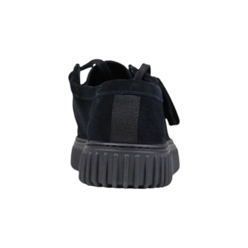Clarks Herren-Sneaker aus schwarzem Wildledertop Sneaker mit klobiger, gerippter Gummisohle und vertikalem Fersenriemen, von der Rückseite gesehen