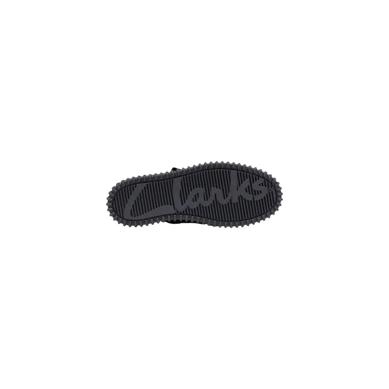Schwarze Gummisohle mit profiliertem Laufflächenprofil und geprägtem Clarks-Logo an schwarzen Clarks-Herren-Schnürstiefeln aus Wildleder für Frühling und Sommer