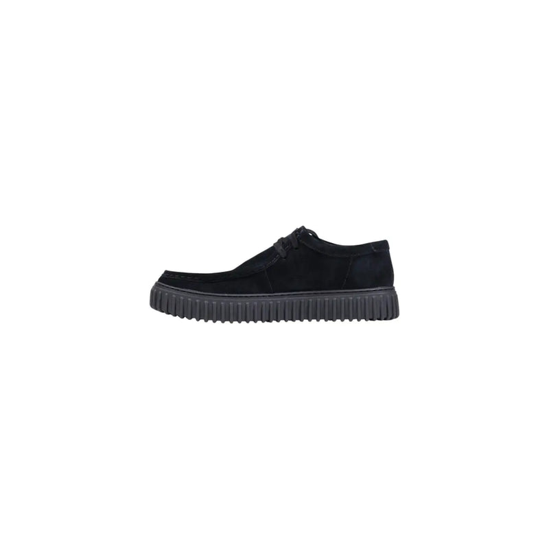 Schwarzer Clarks Herren-Slipper aus Wildleder mit dicker, gerippter Gummisohle, ideal für Frühling und Sommer