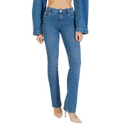 Jean Colcci pour femme en denim de coton bleu, coupe slim, taille haute et jambes évasées (vue de face)