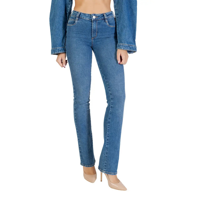 Jean Colcci pour femme en denim de coton bleu, coupe slim, taille haute et jambes évasées (vue de face)