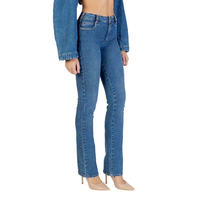 Jean Colcci pour femme en denim de coton bleu, coupe slim, jambe droite et design classique à cinq poches