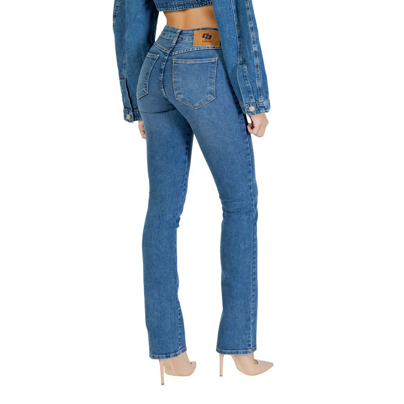 Vue arrière d'un jean Colcci pour femme, coupe slim, en denim de coton bleu, avec une jambe droite classique et un empiècement en cuir marron.