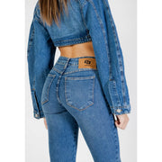 crop top en denim bleu top avec des manches longues et un empiècement en cuir marron, à porter avec un jean slim en coton bleu Colcci pour femme
