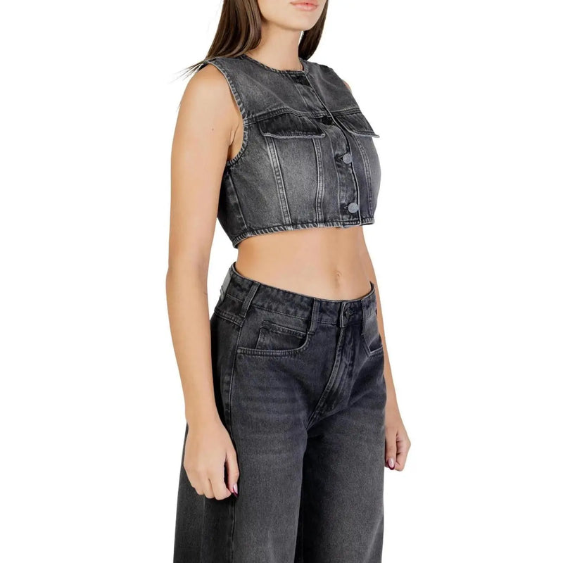 Black denim sleeveless cropped jacket with button closures and front pockets from colcci women sleeveless top collection