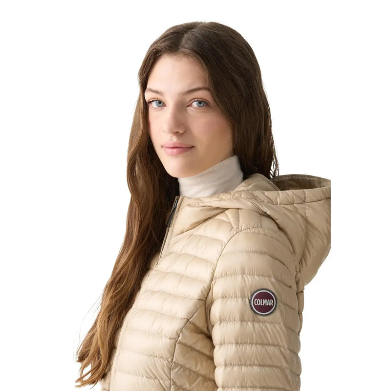 Beige gesteppte Kapuzen-Daunenjacke aus Nylon mit rundem Colmar-Logoaufnäher am Ärmel für Damen