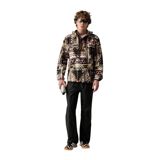 Ein Mann, der einen Columbia Brauner Herren-Fleece-Hoodie mit geometrischen Polyestermustern in Erdtönen mit rosa und grünen Akzenten