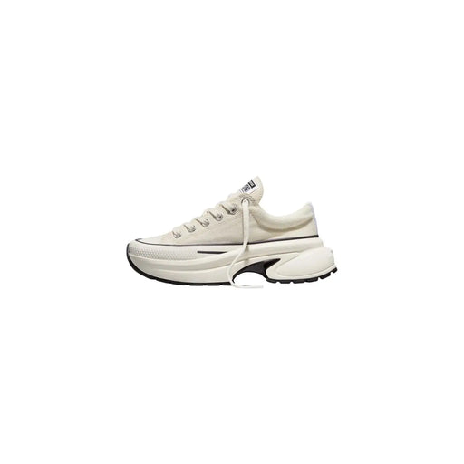 Converse Weiße Damen-Sneaker zum Hineinschlüpfen aus Stoff mit cremefarbenem Canvas-Obermaterial, klobiger weißer Sohle und schwarzen Akzenten.