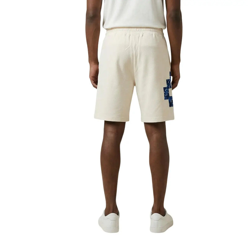 Baumwollshorts der Marke County of Milan für Herren in Creme mit blauem Patchwork-Kreuz am linken Bein, Vorderansicht