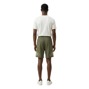 Short en coton pour homme County of Milan, vert olive, orné de broderies dorées en forme de feuilles de palmier (vue de profil).