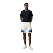 Short en coton blanc pour homme, style County Of Milan, orné d'ailes bleues et rouges et doté d'une taille élastiquée (vue de face).