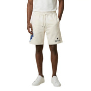 Baumwollshorts der Marke County of Milan für Herren in Creme mit blauem Aufdruck am linken Bein und Markenlogo vorne rechts.