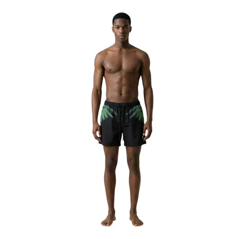 Schwarze Herren-Badeshorts aus Polyester von County of Milan mit leuchtend grünem Palmenblattmuster an den Seiten.