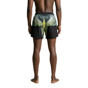 Schwarze Herren-Badeshorts aus Polyester von County of Milan mit grünem und gelbem, symmetrischem Flügelmuster.