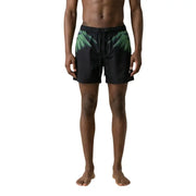 Schwarze Herren-Badeshorts aus Polyester von County of Milan mit leuchtend grünem Palmenblattmuster an den Seiten.