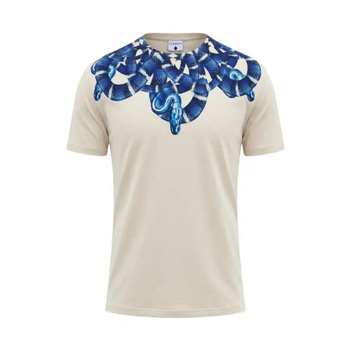 Beigefarbenes Baumwoll-T-Shirt für Herren von County of Milan mit Rundhalsausschnitt und auffälligem blau-weißem Schlangenmotiv auf den Schultern.