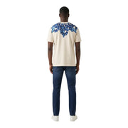 T-shirt homme en coton beige County of Milan avec un motif audacieux de serpent ailé bleu et un col rond, au dos.